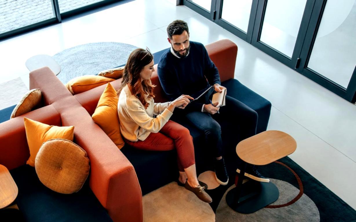 Responsables financiers analysant des données budgétaires